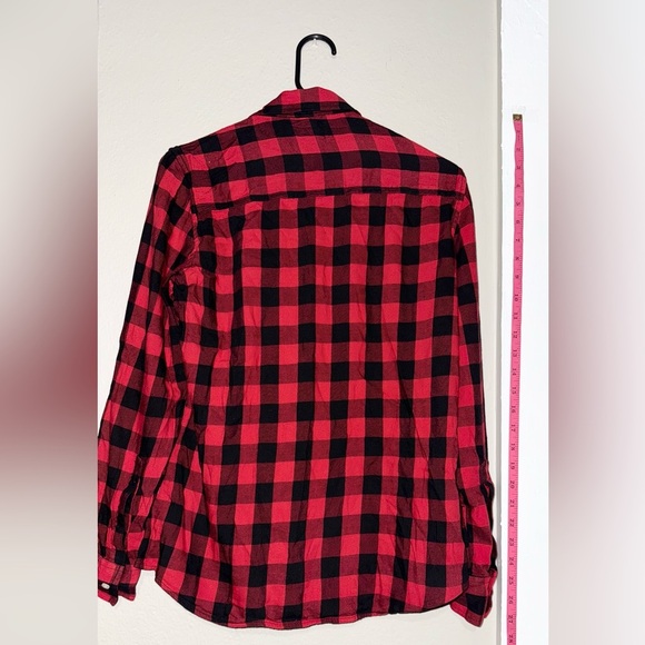 GAP Women's red and black checkered shirt with buttons, size S
MTP (11) - Picture 4 of 8